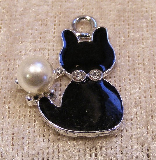 Kattberlock, silver/svart emalj/pärla/strass - Klicka på bilden för att stänga