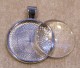 Hänge, medaljong med glaslins/cabochon, platinafärgad