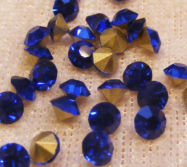 Glascabochoner av kungsblå, facetterad strass, 4 mm ​ - Klicka på bilden för att stänga