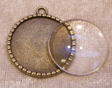 Hänge, medaljong med glaslins/cabochon, antikbrons
