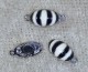 Magnetlås, oval med svart/vit emalj, antiksilver