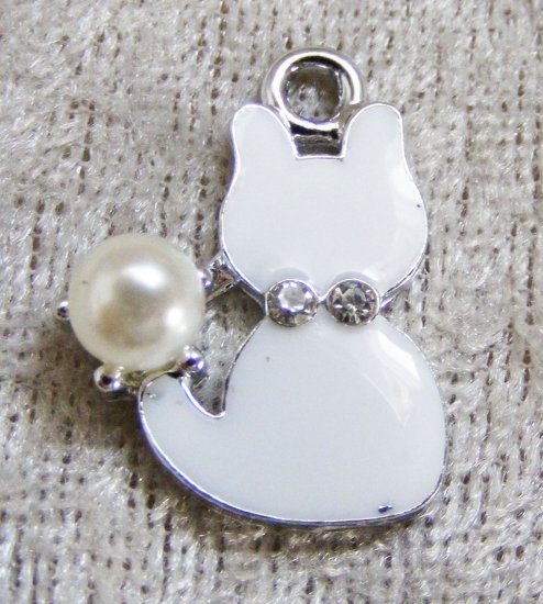 Kattberlock, silver/vit emalj/pärla/strass - Klicka på bilden för att stänga