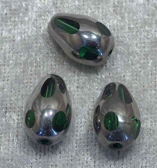 Droppe, grön och silverpläterad glaspärla - Klicka på bilden för att stänga