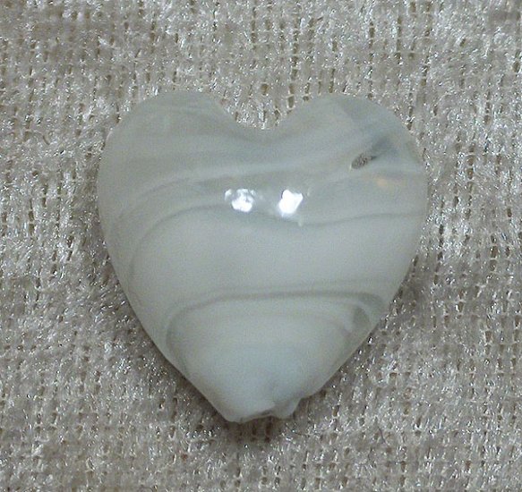 Lampwork M hjärta, vit/vit, ca 21x19 mm - Klicka på bilden för att stänga