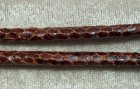 Konstläderrem, ormskinnsmönstrad brun, 7 mm, med stoppning