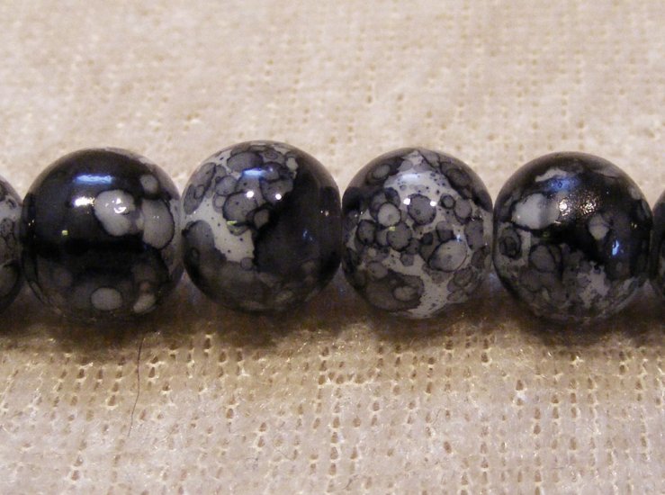 Marmorerad glaspärla, svart/grå/vit, 8 mm - Klicka på bilden för att stänga