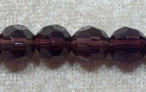 Facetterad rund kristallpärla, Plommon, 8 mm