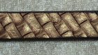 Platt läderrem, flätat mönster, brun/brons