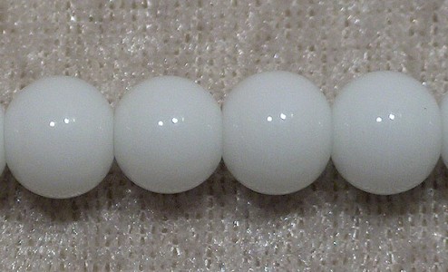 Opak vit glaspärla, 4 mm