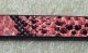 Platt läderrem, ormskinnsmönster, rosa/svart