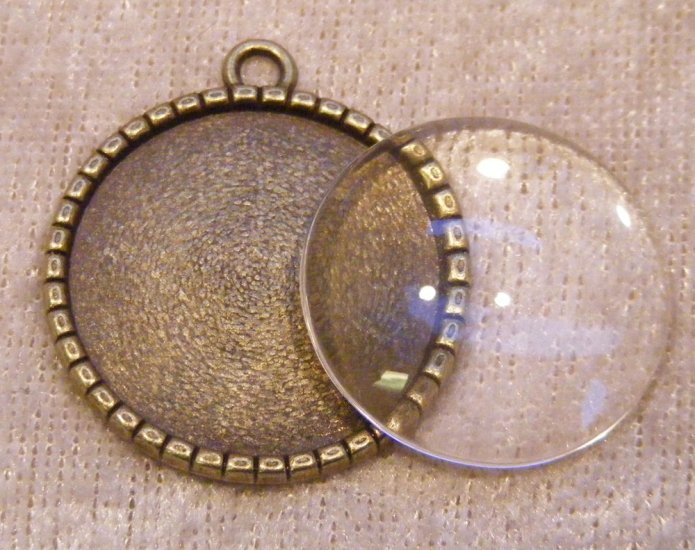Hänge, medaljong med glaslins/cabochon, antikbrons - Klicka på bilden för att stänga