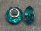 Facetterad turkos glasrondell med stort silverfärgat hål