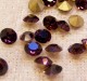 Glascabochoner av mörk ametistfärgad, facetterad strass, 4 mm ​