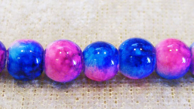 Marmorerad glaspärla, cerise/blå, 6 mm - Klicka på bilden för att stänga
