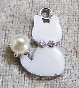 Kattberlock, silver/vit emalj/pärla/strass