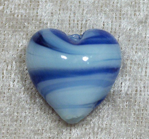 Lampwork M hjärta, blå/vitt, ca 21x19 mm - Klicka på bilden för att stänga