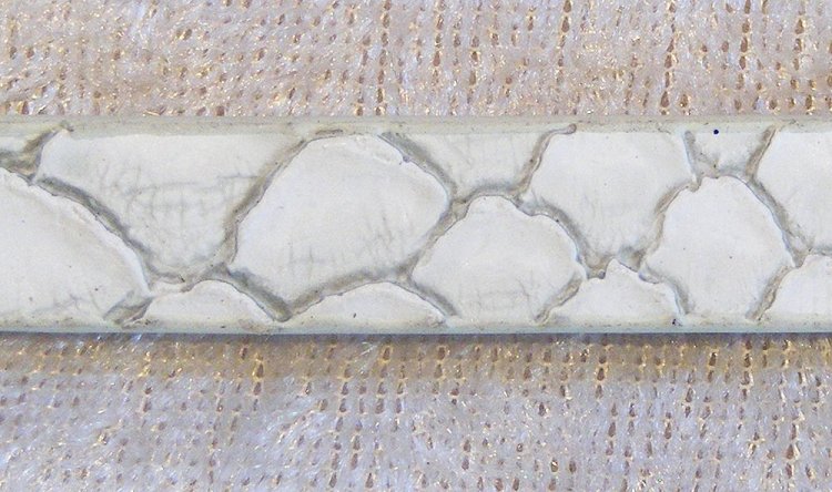 Platt konstläderrem, ormskinnsmönstrad, offwhite/grå - Klicka på bilden för att stänga