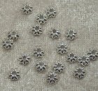 Mellandel, blomrondell, ljus silver