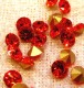 Glascabochoner av röd, facetterad strass, 4 mm Glascabochoner av röd, facetterad strass, 4 mm 