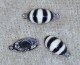 Magnetlås, oval med svart/vit emalj, antiksilver Magnetlås, oval med svart/vit emalj, antiksilver