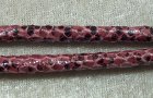 Konstläderrem, ormskinnsmönstrad fuchsia/svart, 7 mm, med stoppn