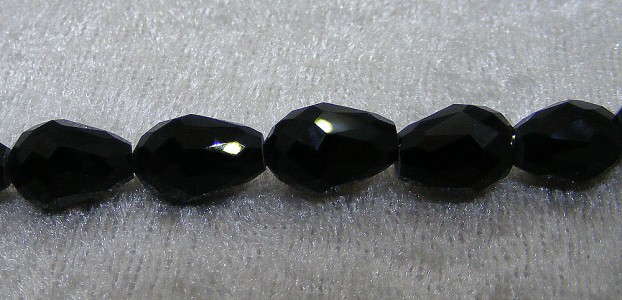 Facetterad droppe, svart, ca 11x7,7 mm
