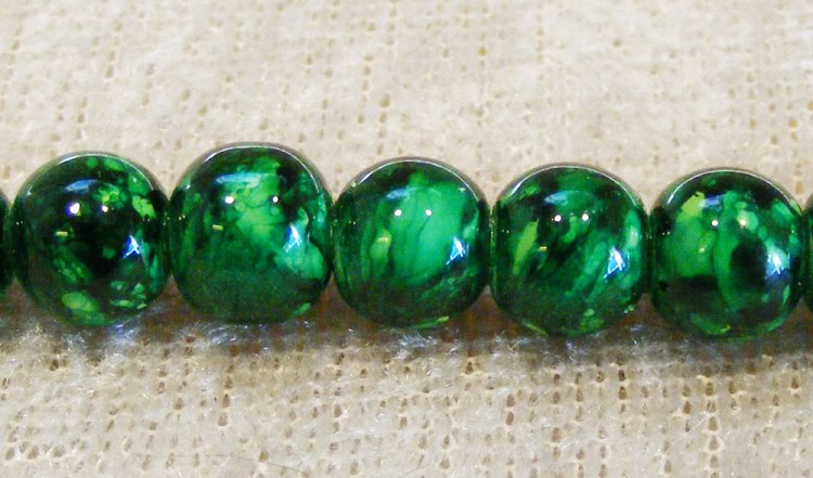 Marmorerad glaspärla, grön/svart, 6 mm - Klicka på bilden för att stänga