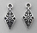 Berlock, ornamenterad romb, antiksilver