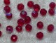 Facetterad rund kristallpärla, Mörkröd AB, 4 mm