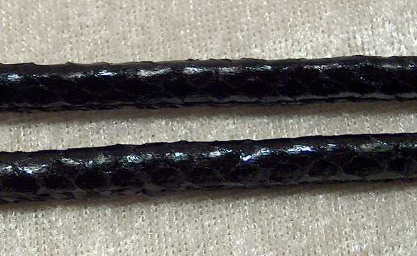 Konstläderrem, ormskinnsmönstrad svart, 7 mm, med stoppning - Klicka på bilden för att stänga