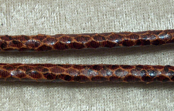 Konstläderrem, ormskinnsmönstrad brun, 7 mm, med stoppning - Klicka på bilden för att stänga