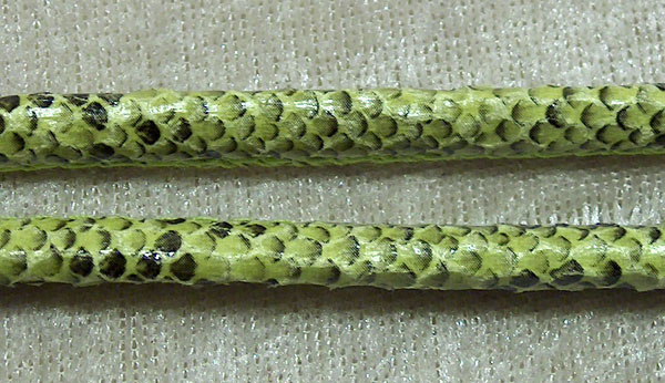 Konstläderrem, ormskinnsmönstrad gulgrön, 7 mm, med stoppning - Klicka på bilden för att stänga