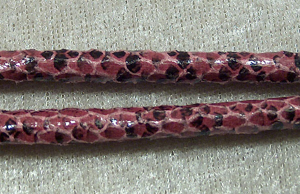 Konstläderrem, ormskinnsmönstrad fuchsia/svart, 7 mm, med stoppn - Klicka på bilden för att stänga