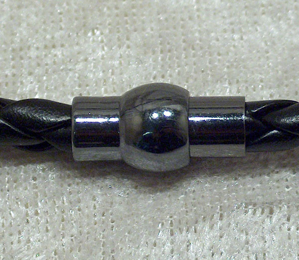 Fäste/Magnetlås, Cylinder/Rund, Svart, för 4,5-5 mm remmar - Klicka på bilden för att stänga
