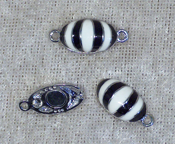 Magnetlås, oval med svart/vit emalj, antiksilver - Klicka på bilden för att stänga