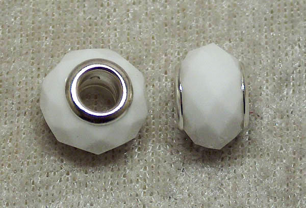 Facetterad vit glasrondell med stort silverfärgat hål - Klicka på bilden för att stänga