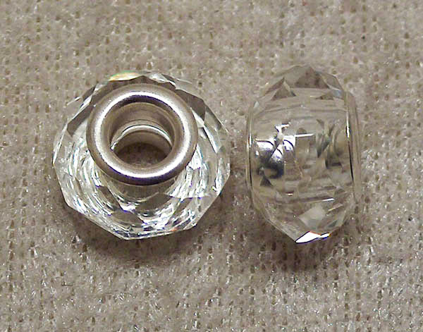 Facetterad transparent glasrondell med stort silverfärgat hål - Klicka på bilden för att stänga