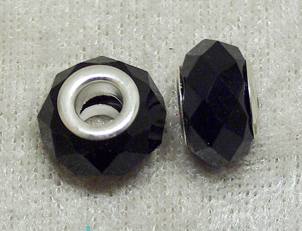 Facetterad svart glasrondell med stort silverfärgat hål - Klicka på bilden för att stänga
