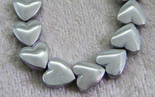 Hematithjärtan, elektropläterade silver, 8 mm - Klicka på bilden för att stänga