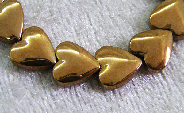 Hematithjärtan, elektropläterade guld, 6 mm - Klicka på bilden för att stänga