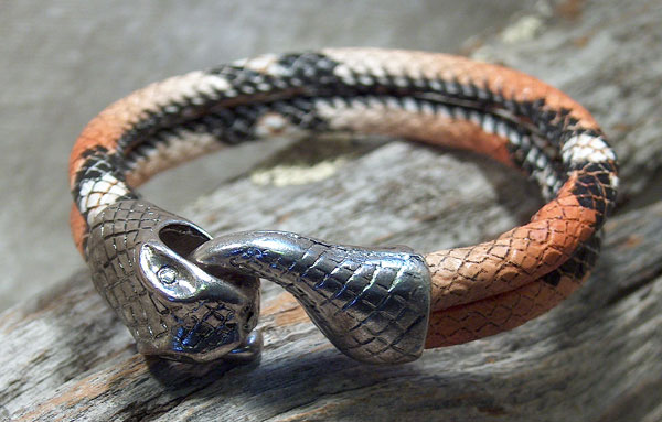 Materialsats, Armband - ormhuvudsfäste + orange ormskinnsmönstra - Klicka på bilden för att stänga