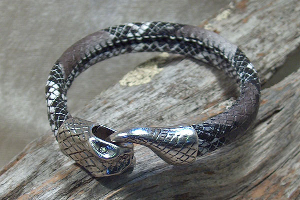 Materialsats, Armband - ormhuvudsfäste + svart/grå/vit ormskinns - Klicka på bilden för att stänga